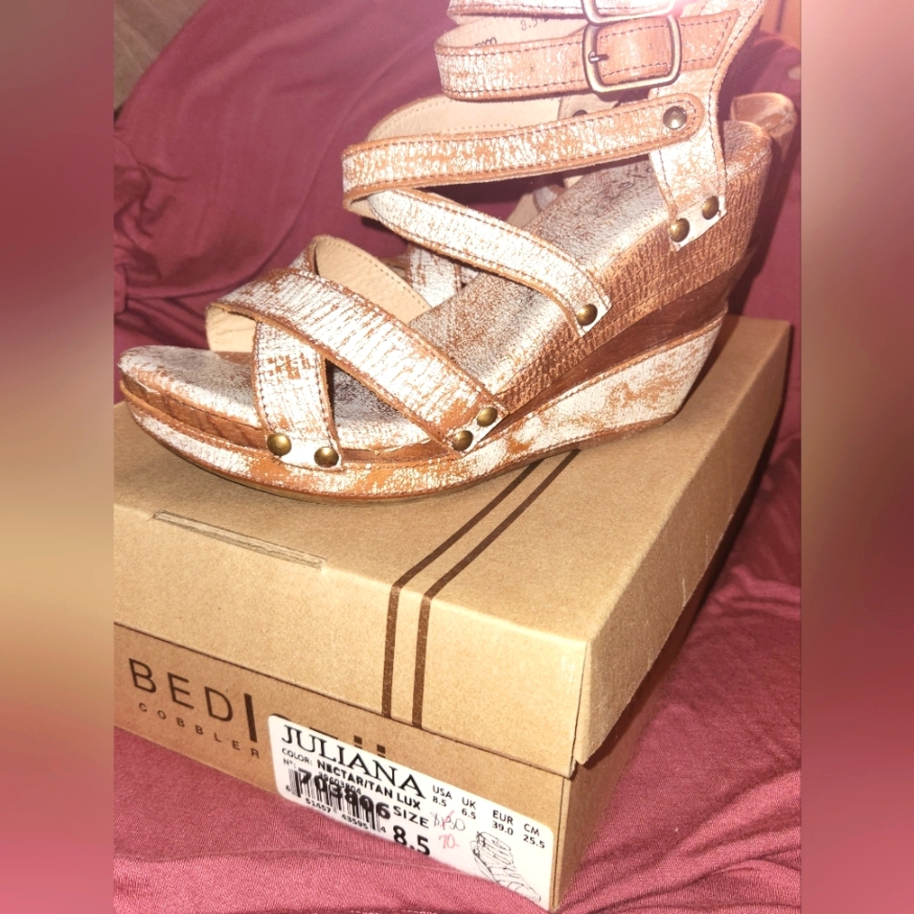 Betsu stappy wedges